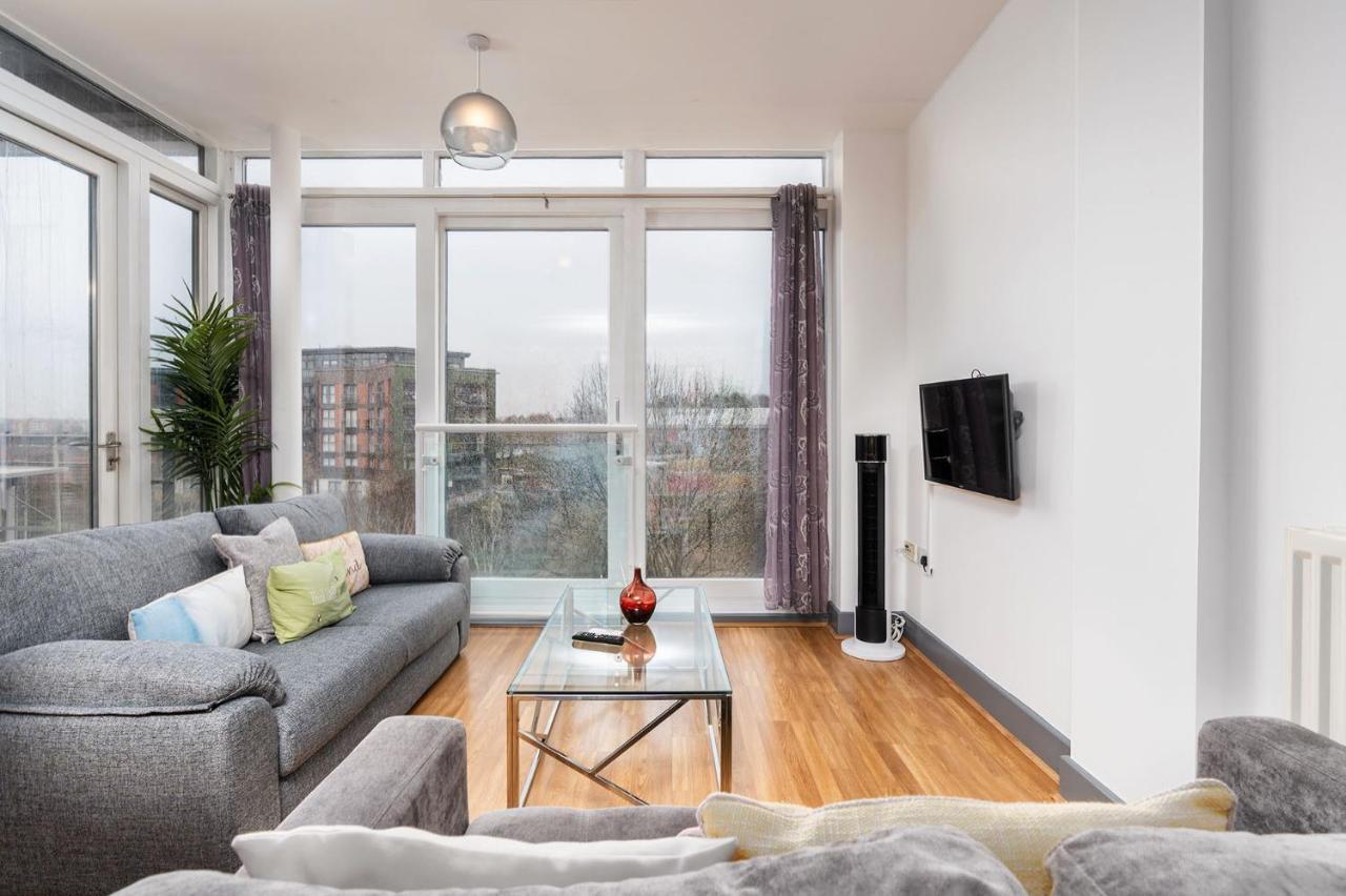 Apartment Getaway, 2-bed Flat, Balcony, With Parking *